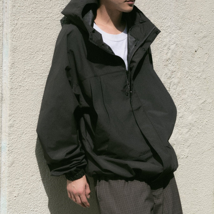 ES.U Nylon Wind Hoodie 着用ルック（BLACK）