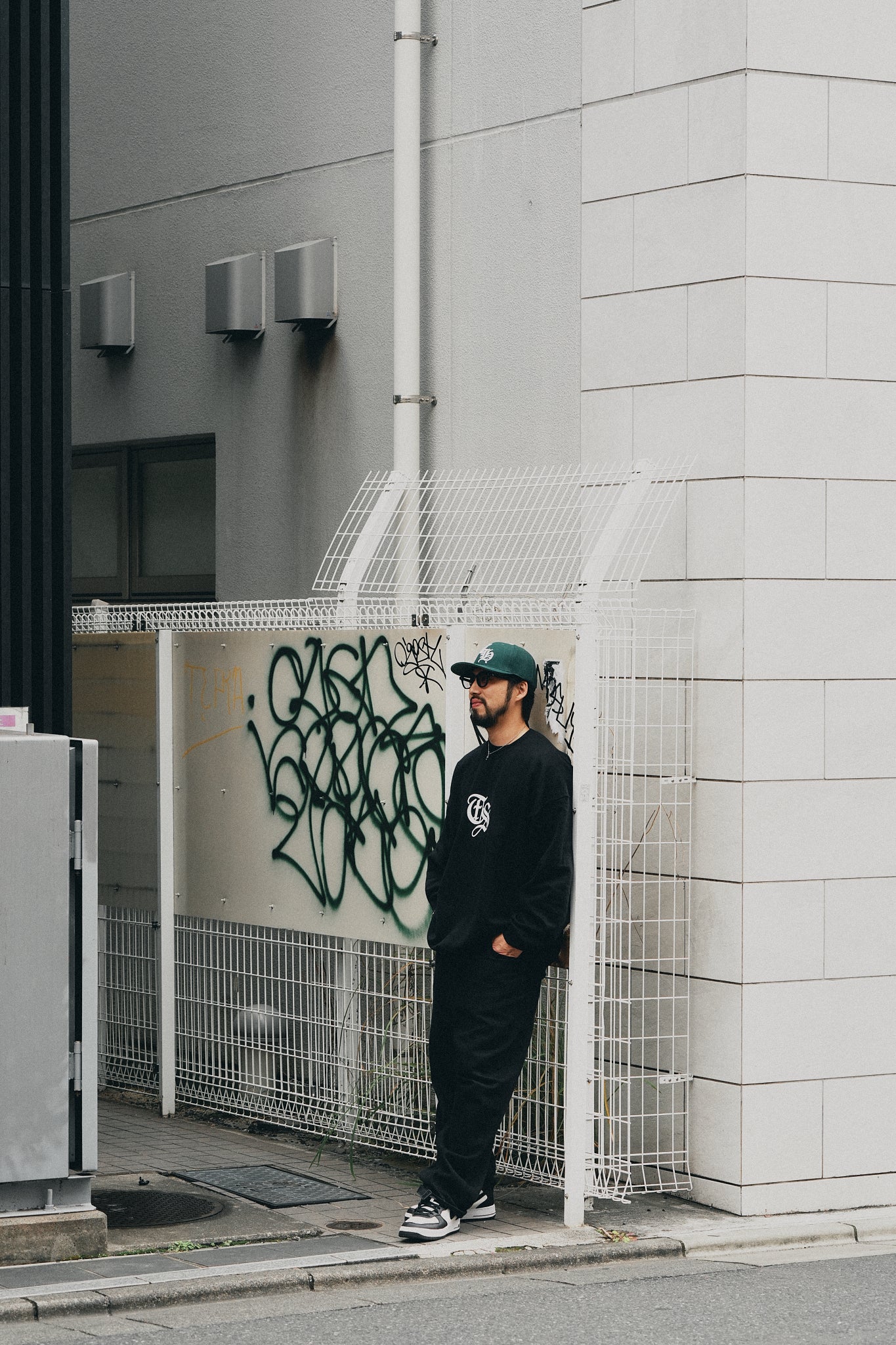 OLD ENGLISH LOGO SWEAT（BLACK）