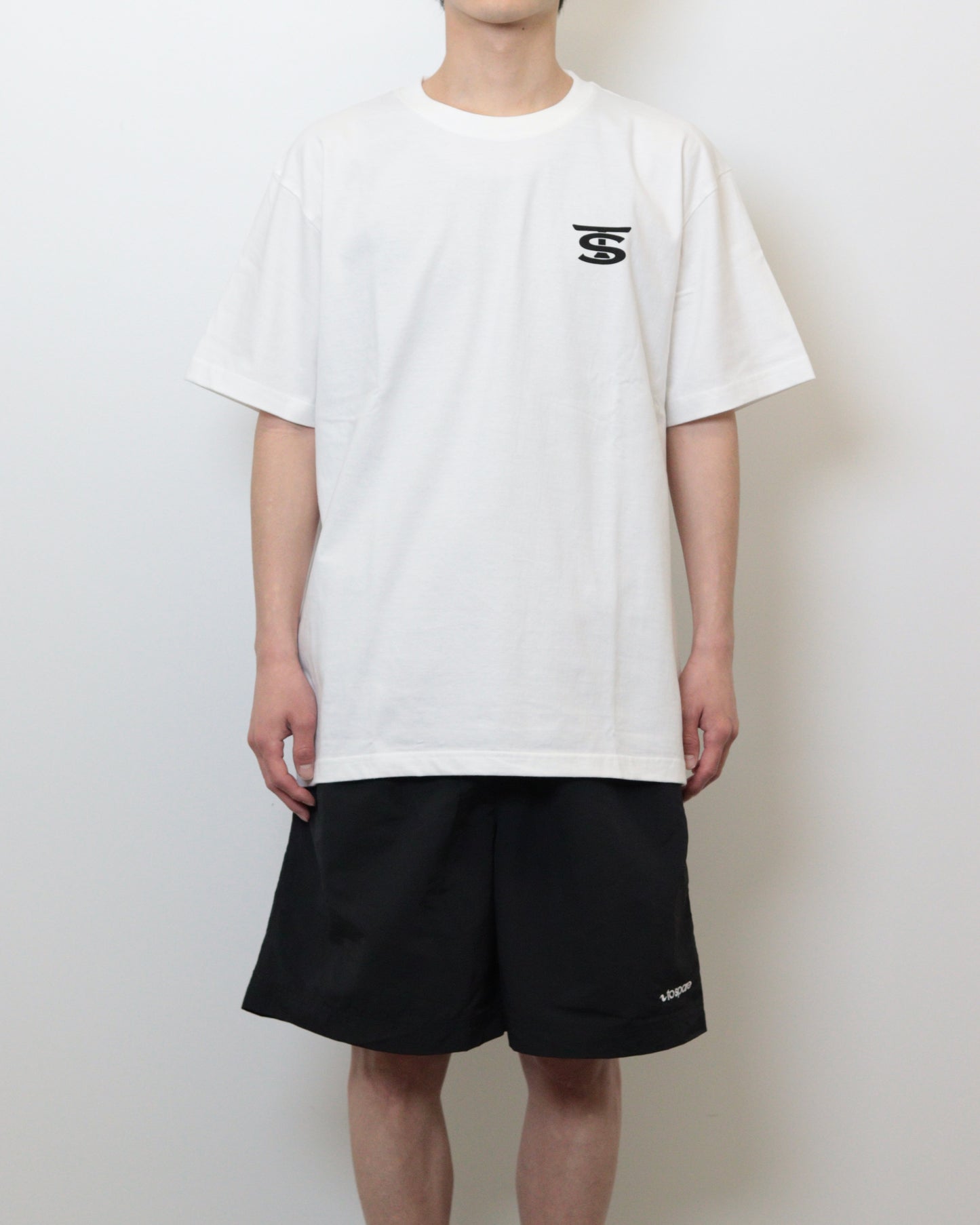 EMBLEM LOGO TEE（BLACK）