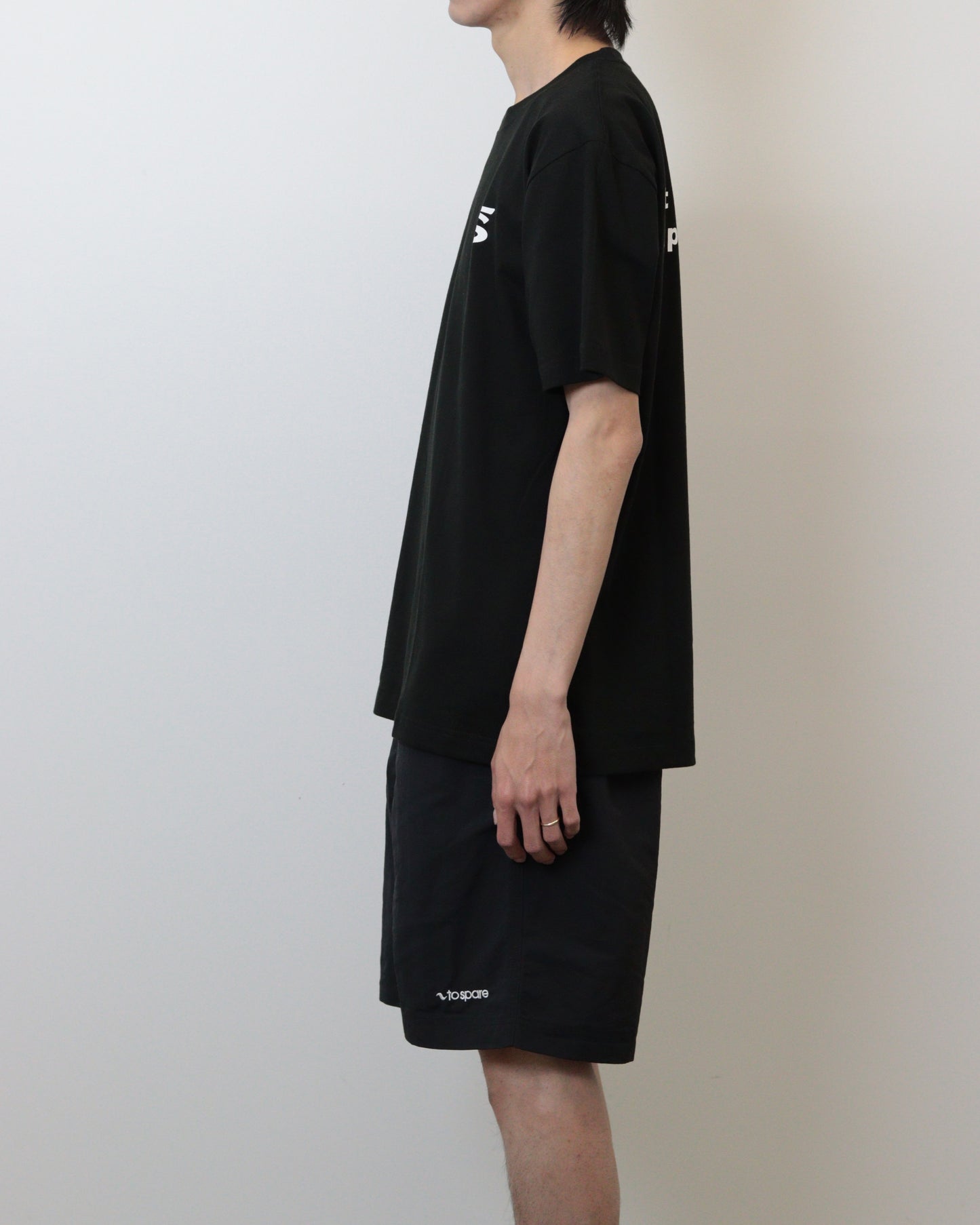 EMBLEM LOGO TEE（BLACK）