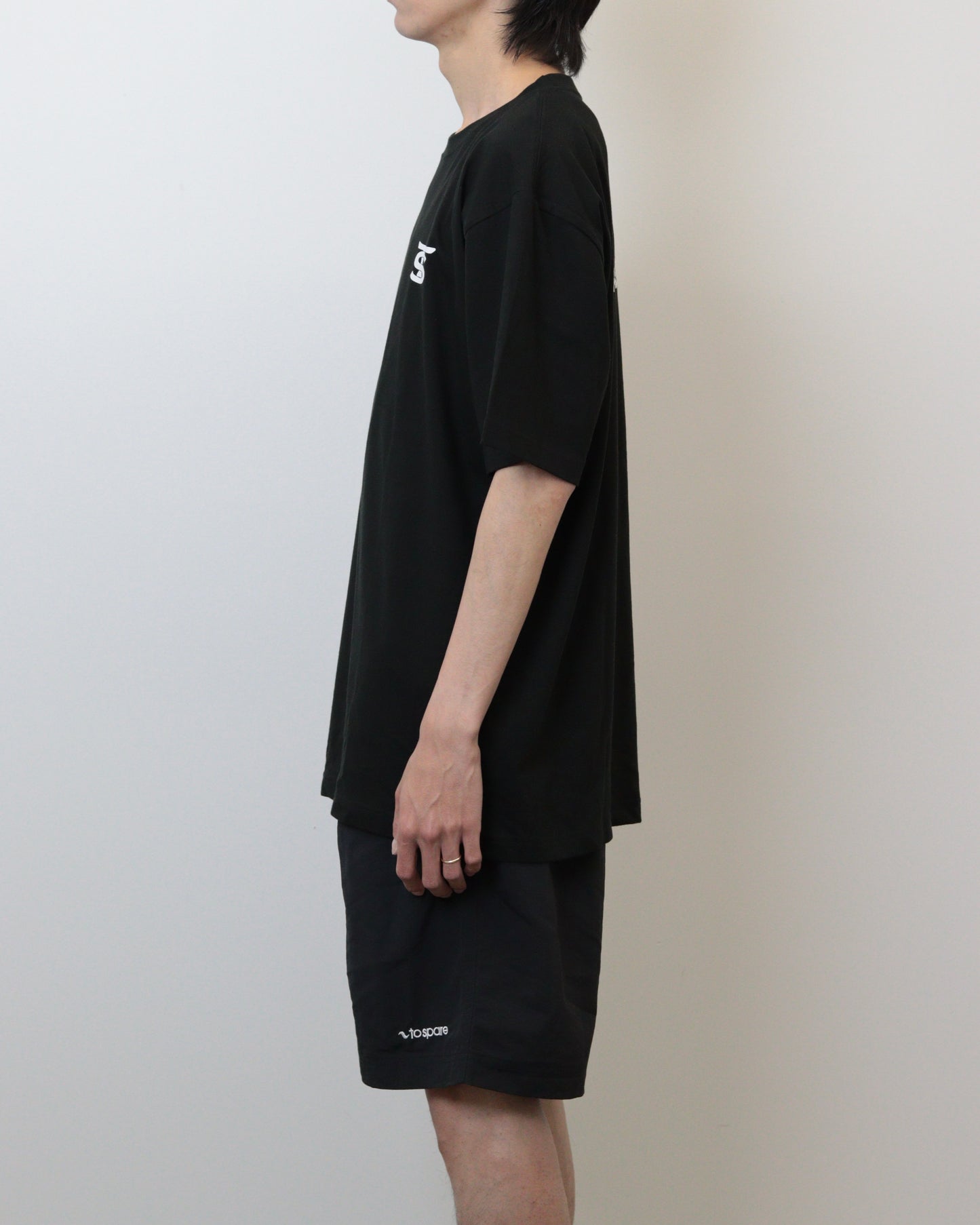 EMBLEM LOGO TEE（BLACK）