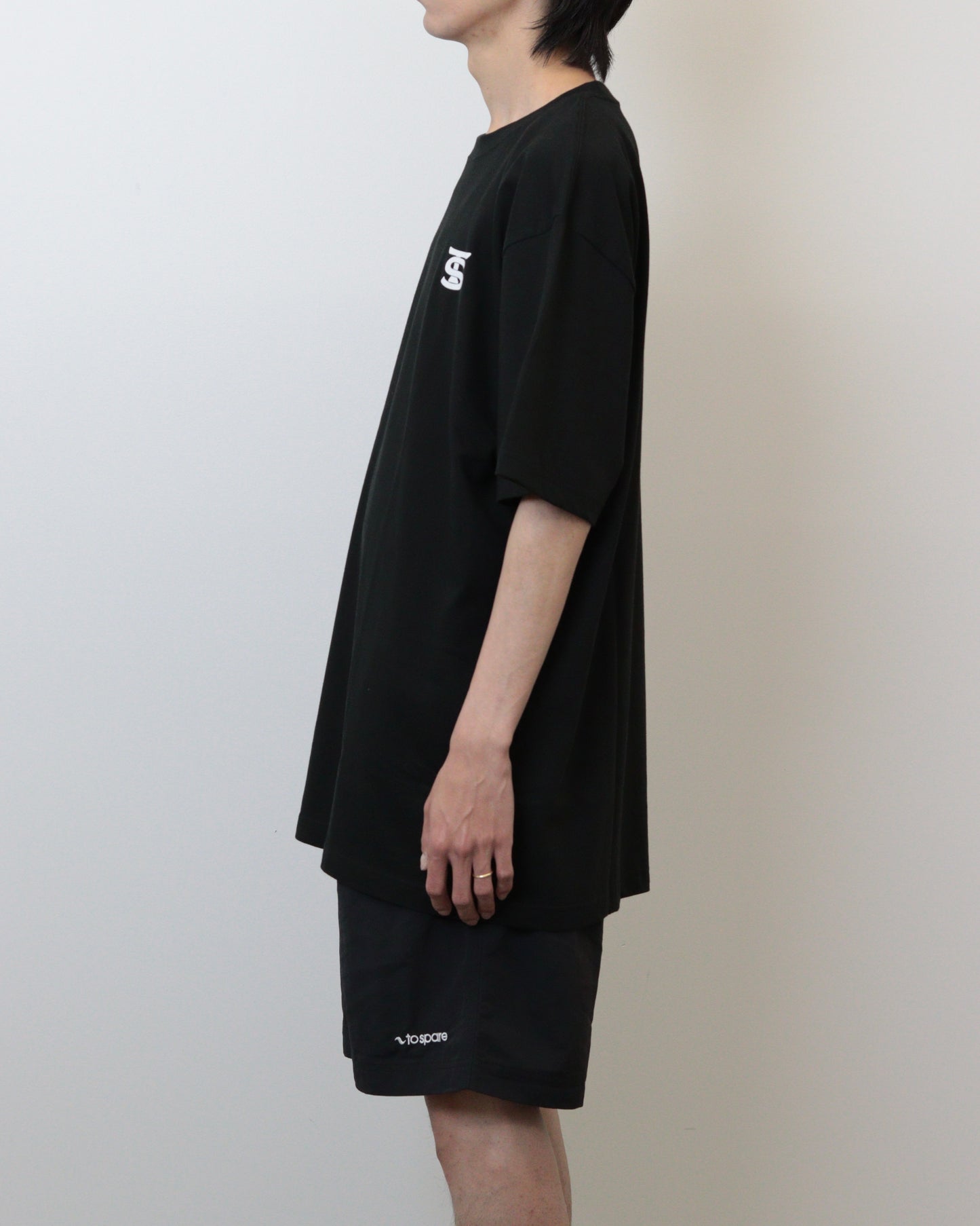 EMBLEM LOGO TEE（BLACK）